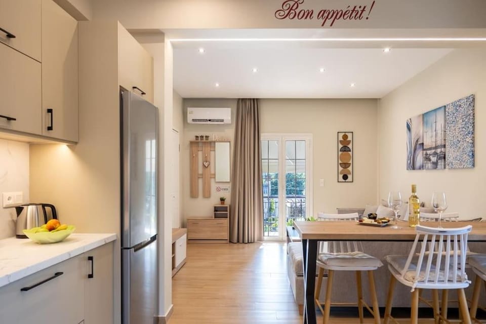 Kitchen or kitchenette, Dining area, air conditioner