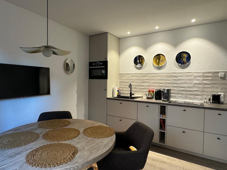 TV and multimedia, Coffee/tea facilities, Dining area, Food, dishwasher, oven, kitchen