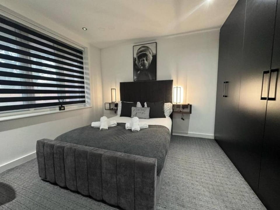 Luxury 2-Bed Ensuite with Free Parking & 15 Mins to Heathrow Apartment in Uxbridge