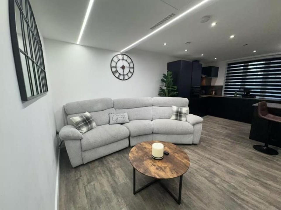 Luxury 2-Bed Ensuite with Free Parking & 15 Mins to Heathrow Apartment in Uxbridge