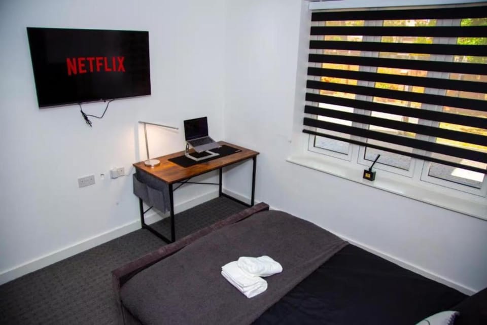 Luxury 2-Bed Ensuite with Free Parking & 15 Mins to Heathrow Apartment in Uxbridge