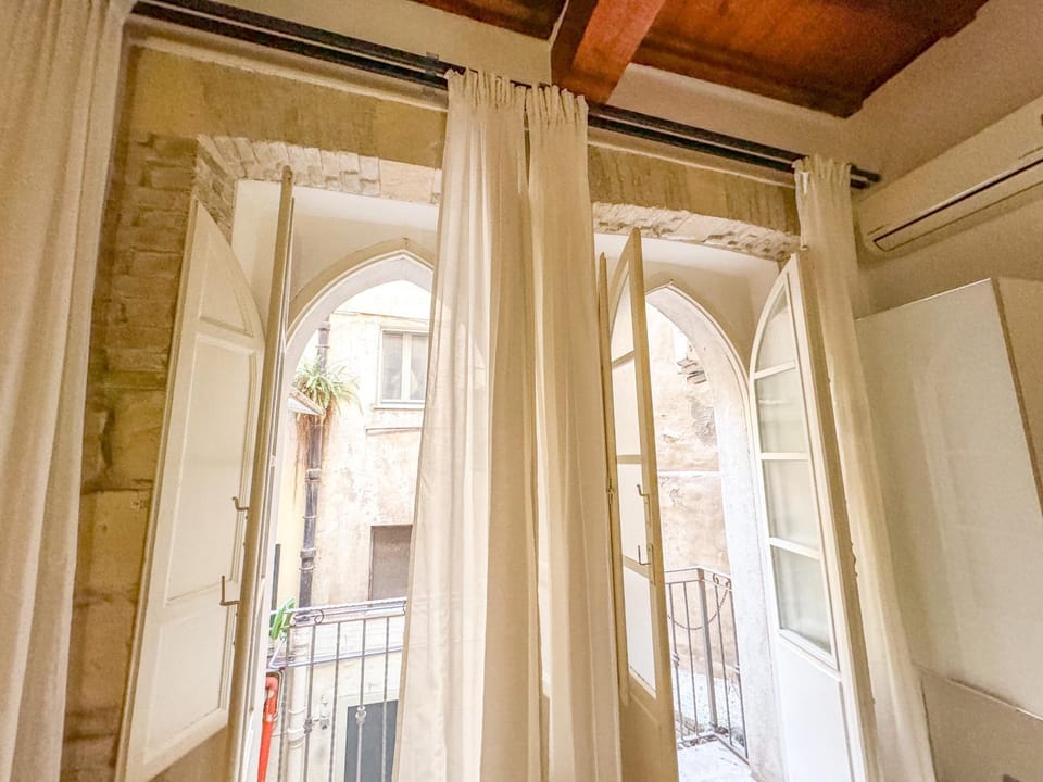 Kalma Via Manno - Central Stay with Stone Walls & Private Cinema Apartment in Cagliari