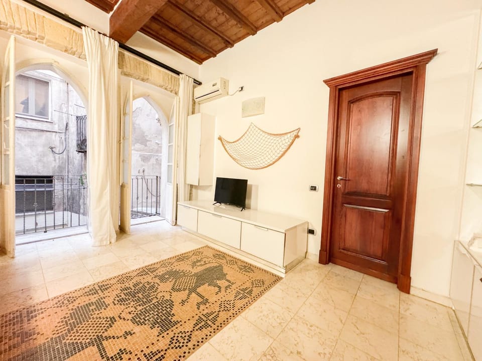 Kalma Via Manno - Central Stay with Stone Walls & Private Cinema Apartment in Cagliari