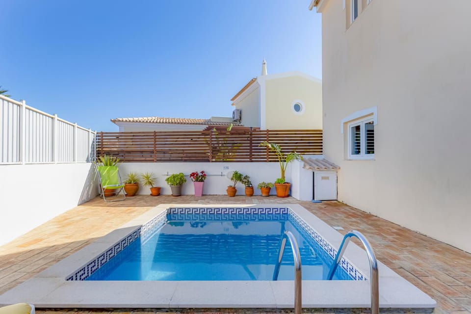 Day, Summer, BBQ facilities, Pool view, Swimming pool, Entertainment, Breakfast, children, children, children, young children, young children, young children, older children, older children, older children, Family, internet, internet, internet, sunbed