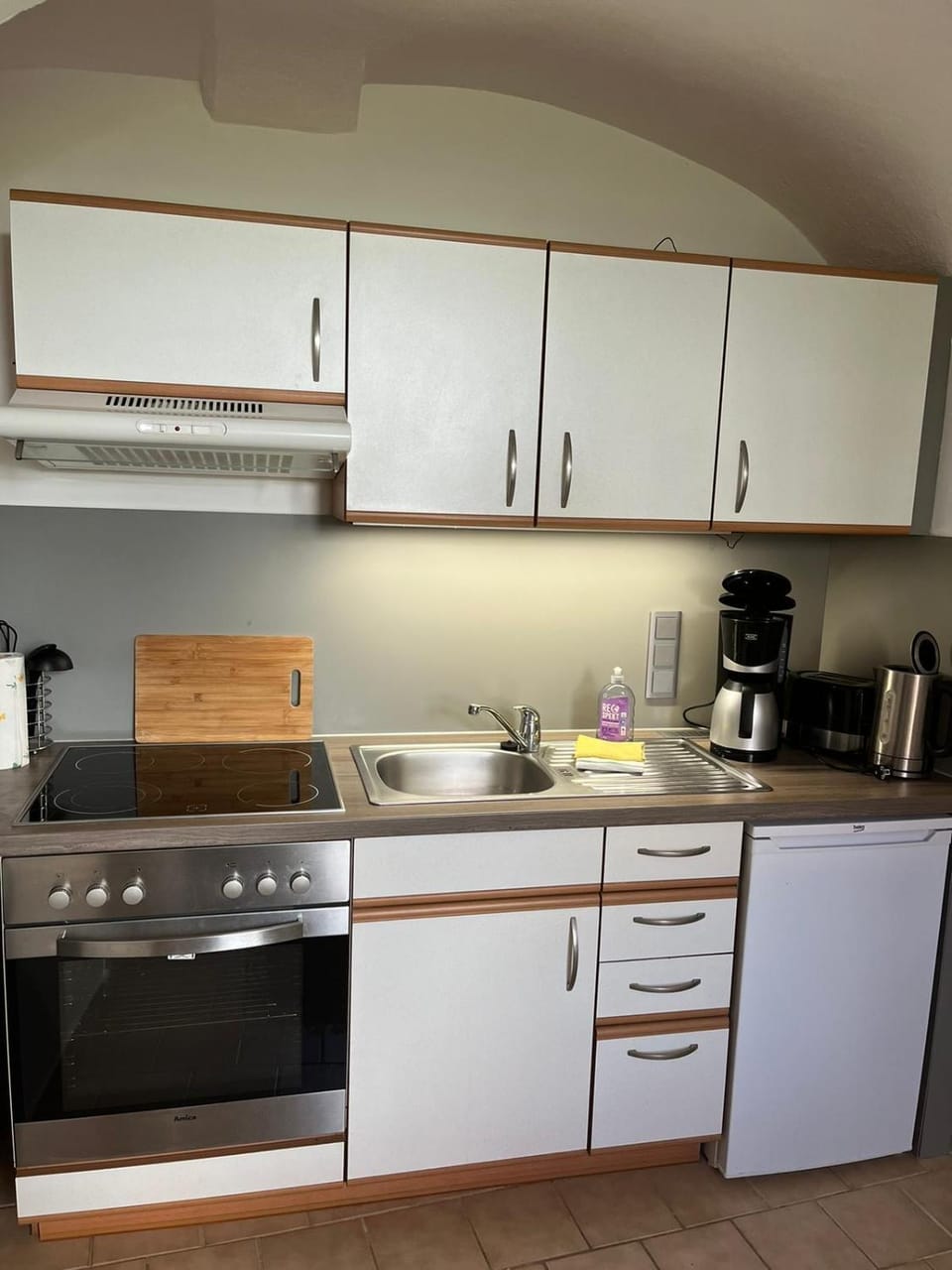 Coffee/tea facilities, Kitchen or kitchenette, oven, stove, toaster