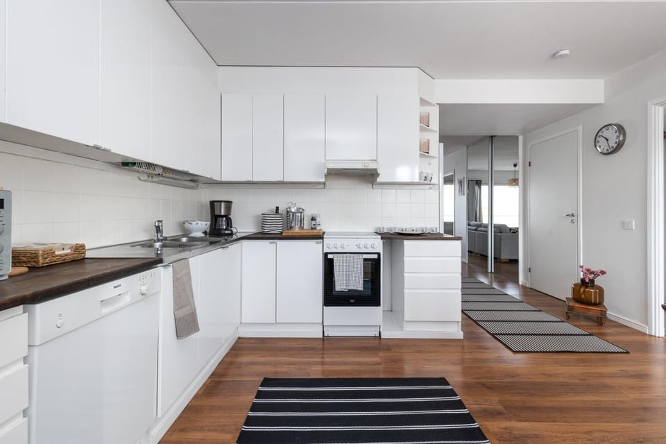 Coffee/tea facilities, Kitchen or kitchenette, dishwasher, oven, stove, toaster