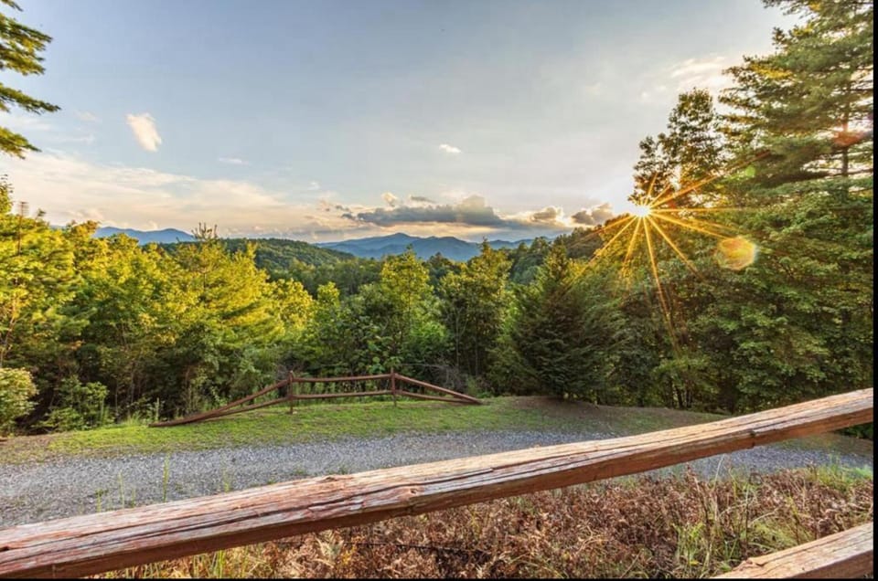 Lookout Lodge House in Fontana Lake