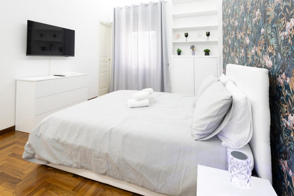 Bed, TV and multimedia, Bedroom, wardrobe