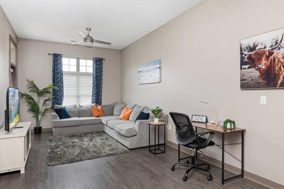 Uptown Elegance Gym, Pool, Wine Apartment in Charlotte