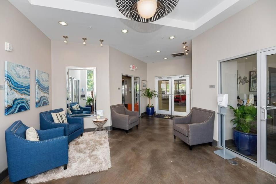 Uptown Elegance Gym, Pool, Wine Apartment in Charlotte