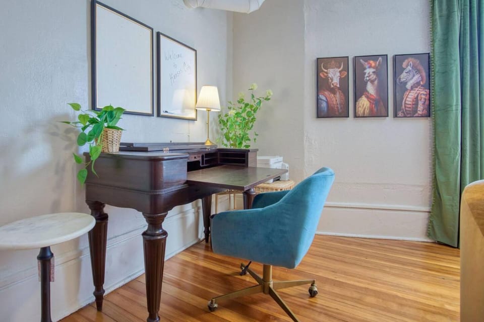 Historic 1Bdrm - Parking - Walk to Restaurants & Westport! Apartment in Kansas City