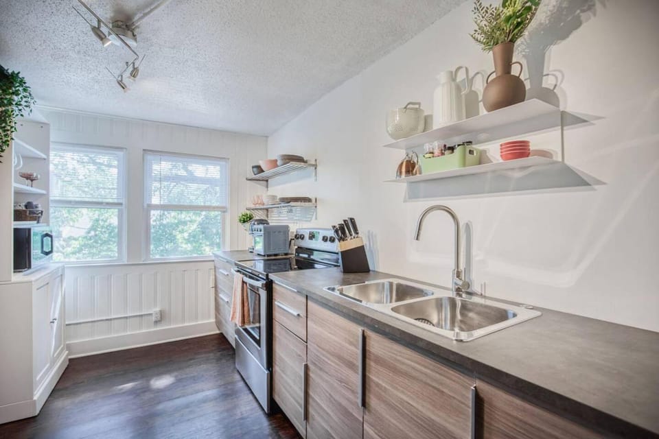 Historic 1Bdrm - Parking - Walk to Restaurants & Westport! Apartment in Kansas City