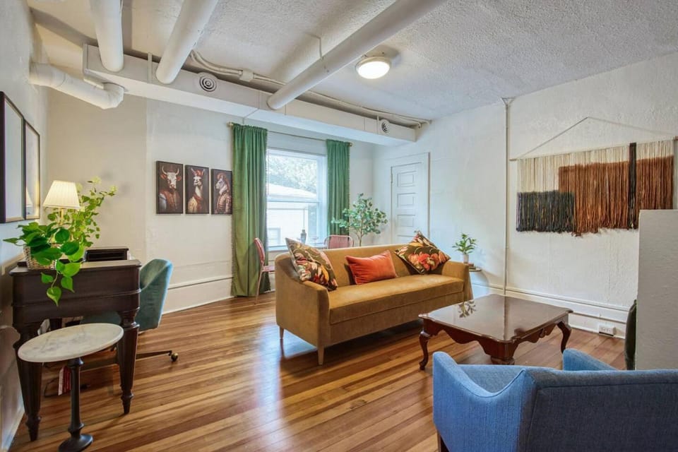 Historic 1Bdrm - Parking - Walk to Restaurants & Westport! Apartment in Kansas City