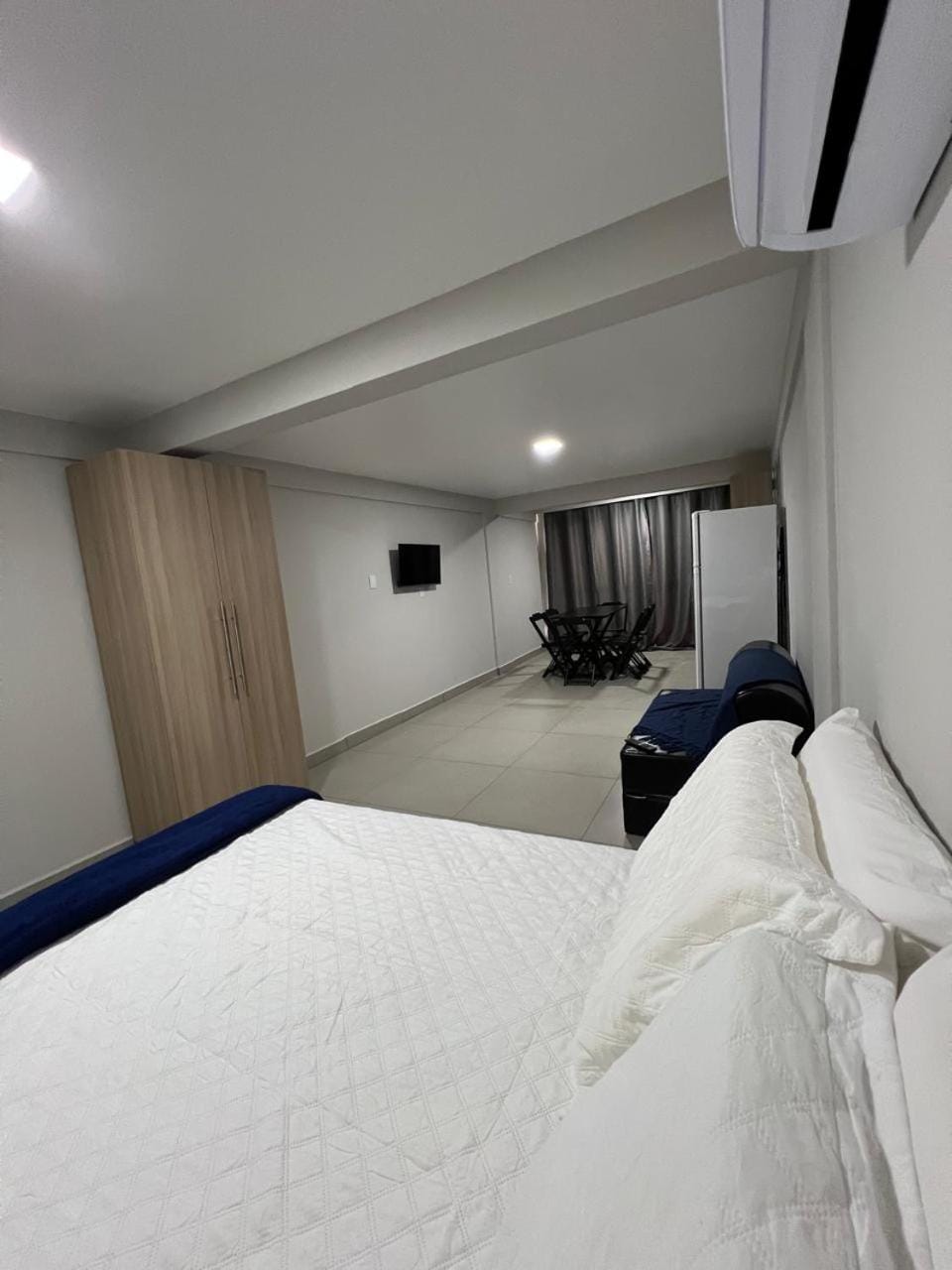 Bed, TV and multimedia, Photo of the whole room, Bedroom