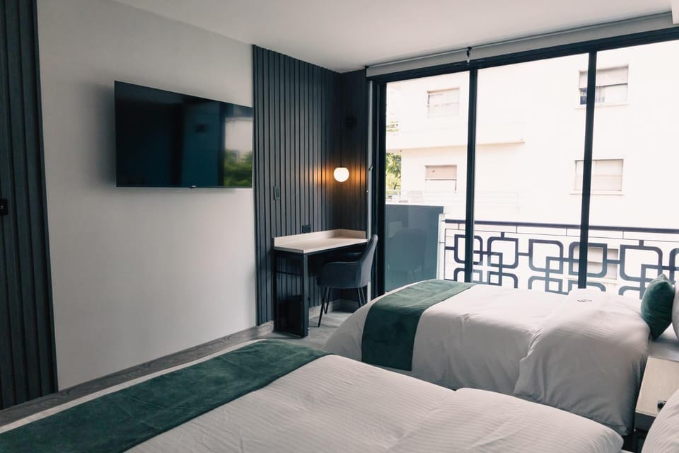 Bed, TV and multimedia, Photo of the whole room, Bedroom