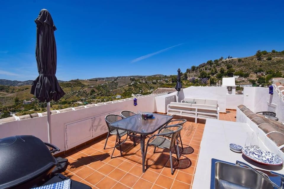 Penthouse 5 Arcos, Frigiliana, 2 bedroom, Pool, Large roof Terrace, BBQ and Amazing views HansOnHoliday Rentals Apartment in Frigiliana