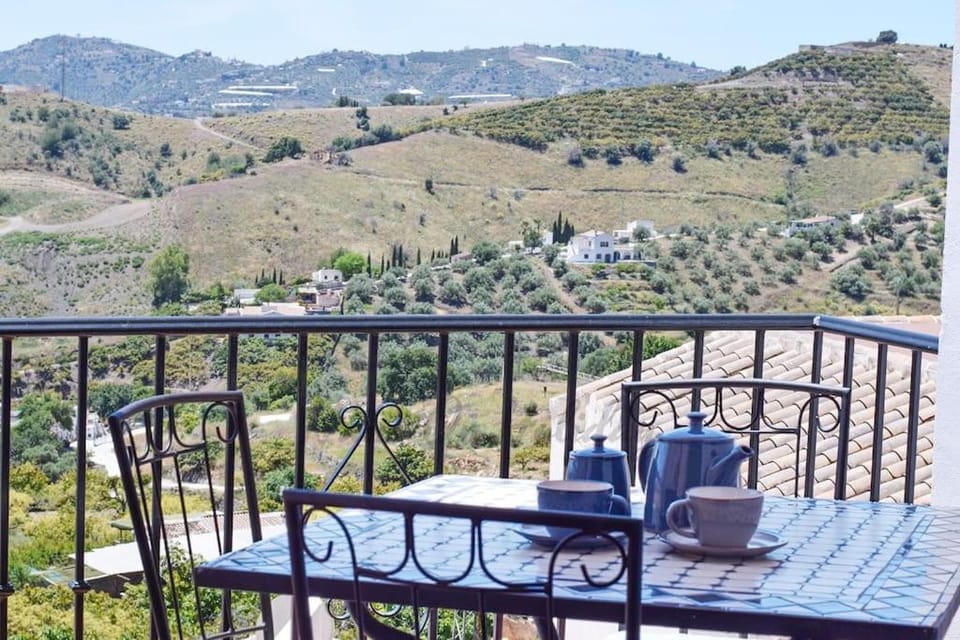 Penthouse 5 Arcos, Frigiliana, 2 bedroom, Pool, Large roof Terrace, BBQ and Amazing views HansOnHoliday Rentals Apartment in Frigiliana
