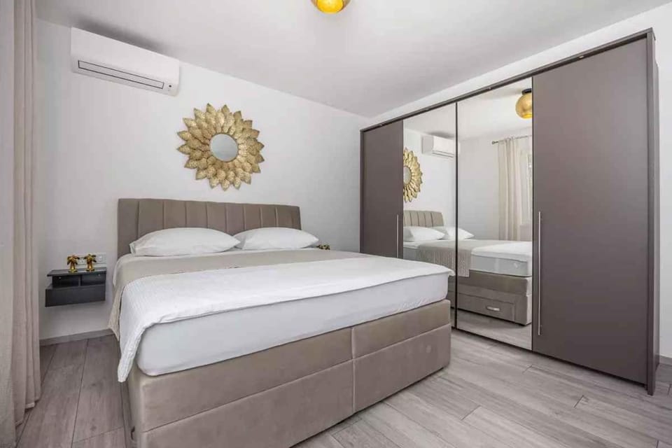 Bedroom, air conditioner