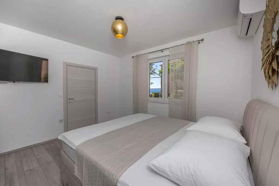 TV and multimedia, Bedroom, air conditioner