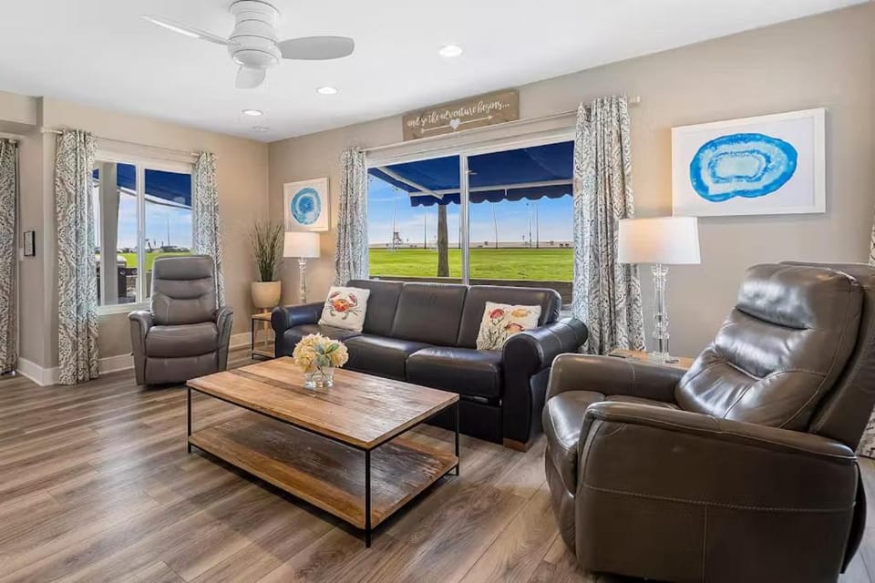 Oceanfront Oasis in Newport Beach Steps to Balboa Park, Pier, and The Fun Zone! House in Balboa Peninsula