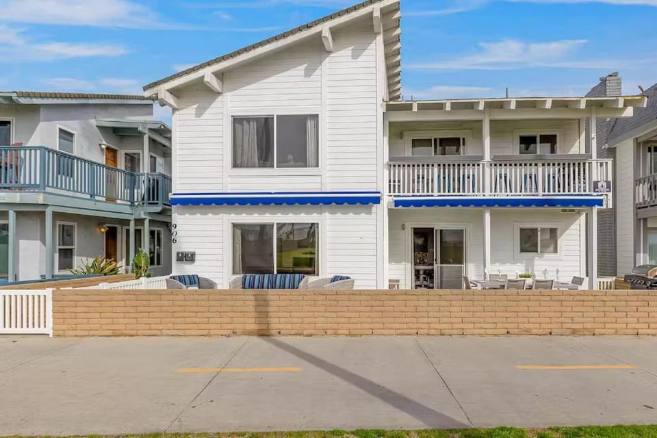 Beachside Oasis in Newport Beach Steps to Balboa Park, Pier, and The Fun Zone! House in Balboa Peninsula