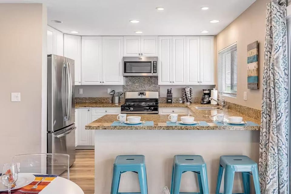 Beachside Oasis in Newport Beach Steps to Balboa Park, Pier, and The Fun Zone! House in Balboa Peninsula