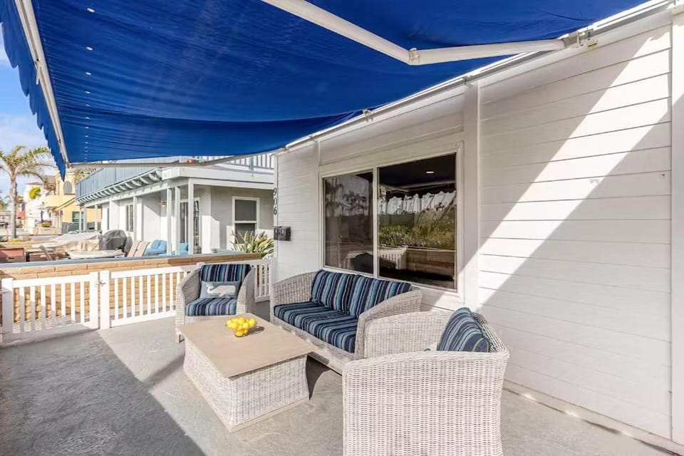 Beachside Oasis in Newport Beach Steps to Balboa Park, Pier, and The Fun Zone! House in Balboa Peninsula