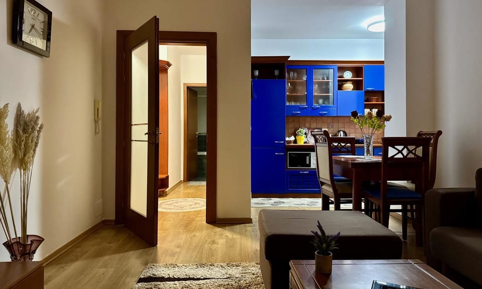 Kitchen or kitchenette, Living room, Food and drinks, Seating area, Dining area, Food, kitchen