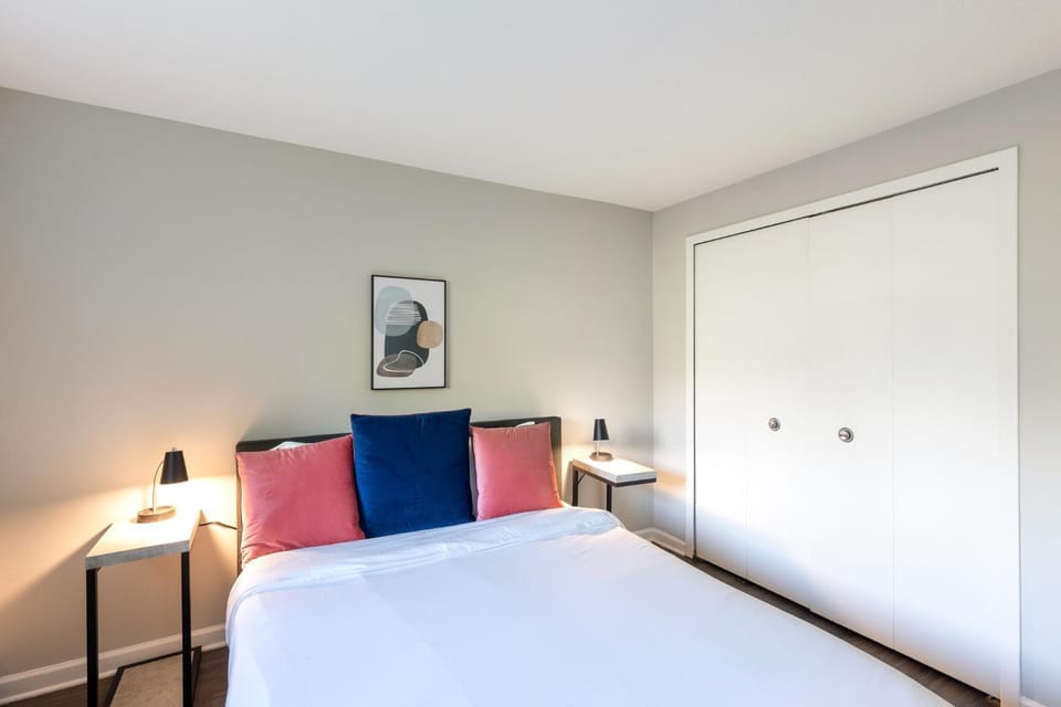 Scenic towers 3020 I Cozy & Comfy I Free Parking Apartment in Parma