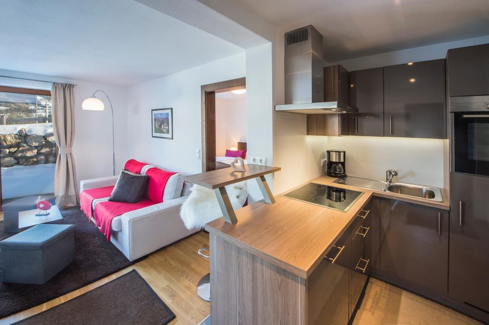 Day, Winter, Ski School, Skiing, Skiing, Coffee/tea facilities, Kitchen or kitchenette, Living room, Photo of the whole room, Decorative detail, Seating area, Dining area, On site, City view, City view, Garden view, Garden view, Mountain view, Mountain view