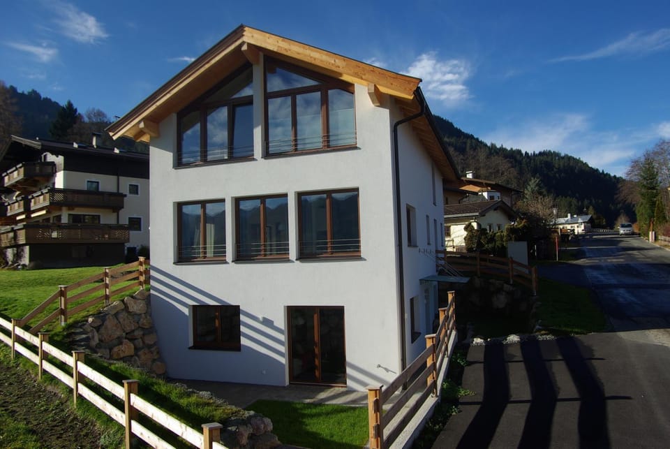 Facade/entrance, Day, Neighbourhood, Natural landscape, Garden, Garden, Golfcourse, Golfcourse, Skiing, Skiing, Balcony/Terrace, Balcony/Terrace, Hiking, Hiking, Cycling, Cycling, Autumn, On site, Garden view, Mountain view