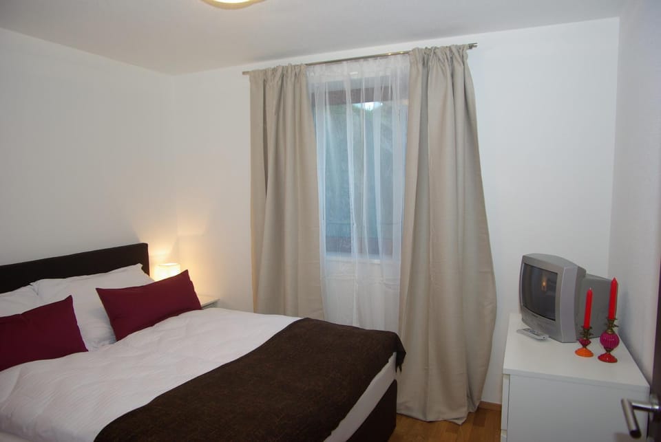 Bed, Photo of the whole room, Bedroom, Autumn, On site, Garden view, Mountain view, Sunset