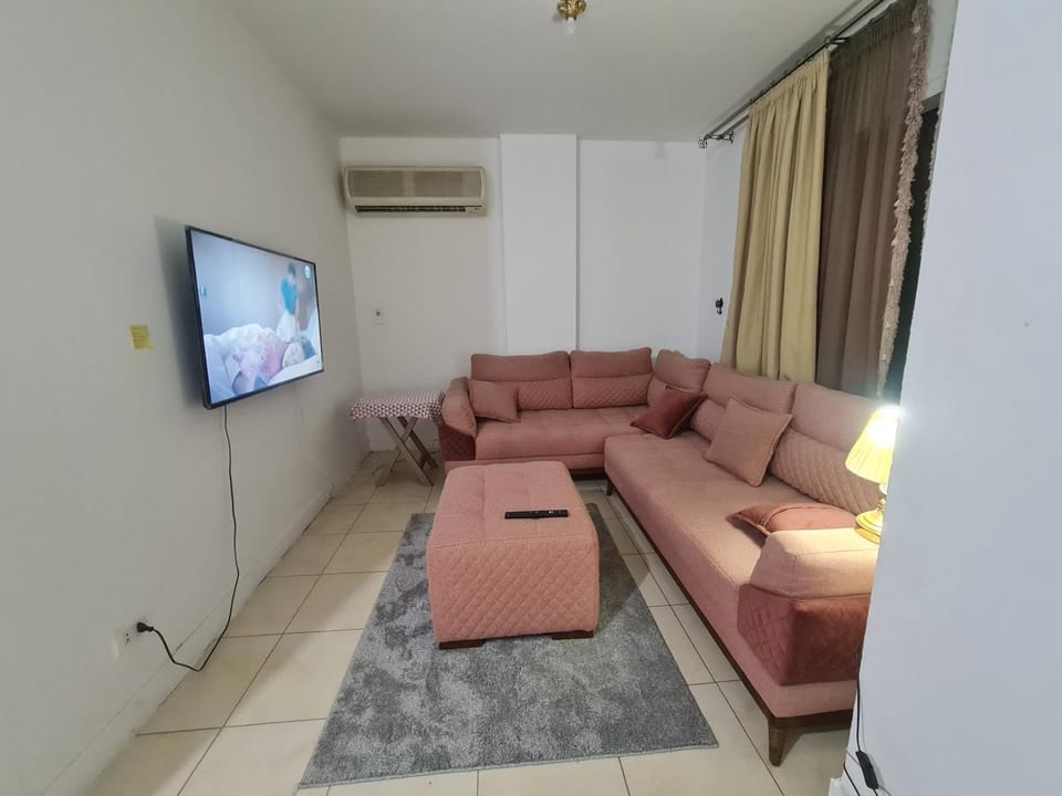 Communal lounge/ TV room, TV and multimedia, Living room, Seating area, Evening entertainment, air conditioner