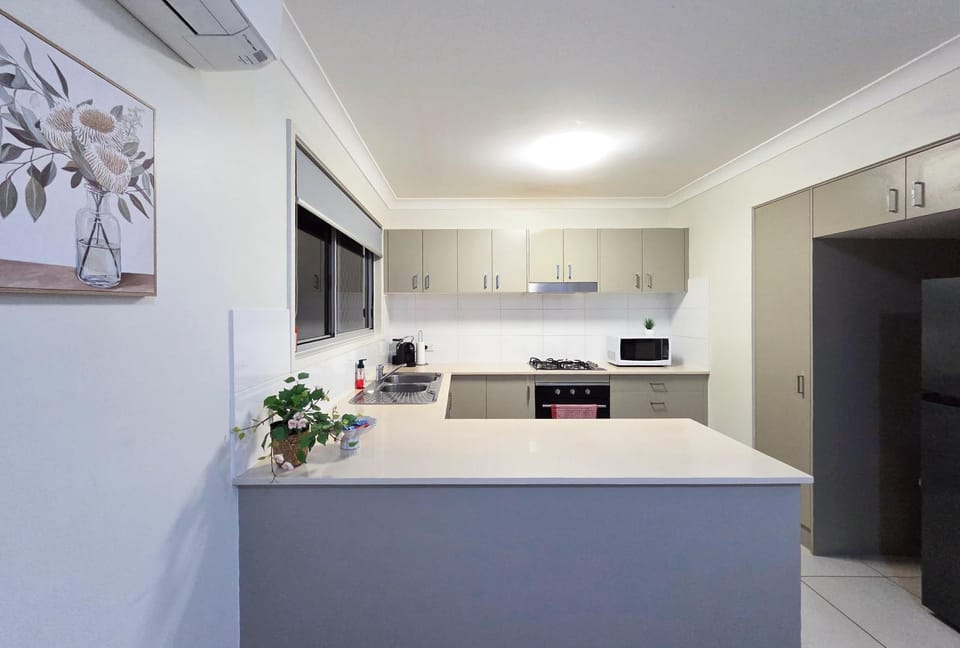 Homely Townhouse with Pool House in North Lakes