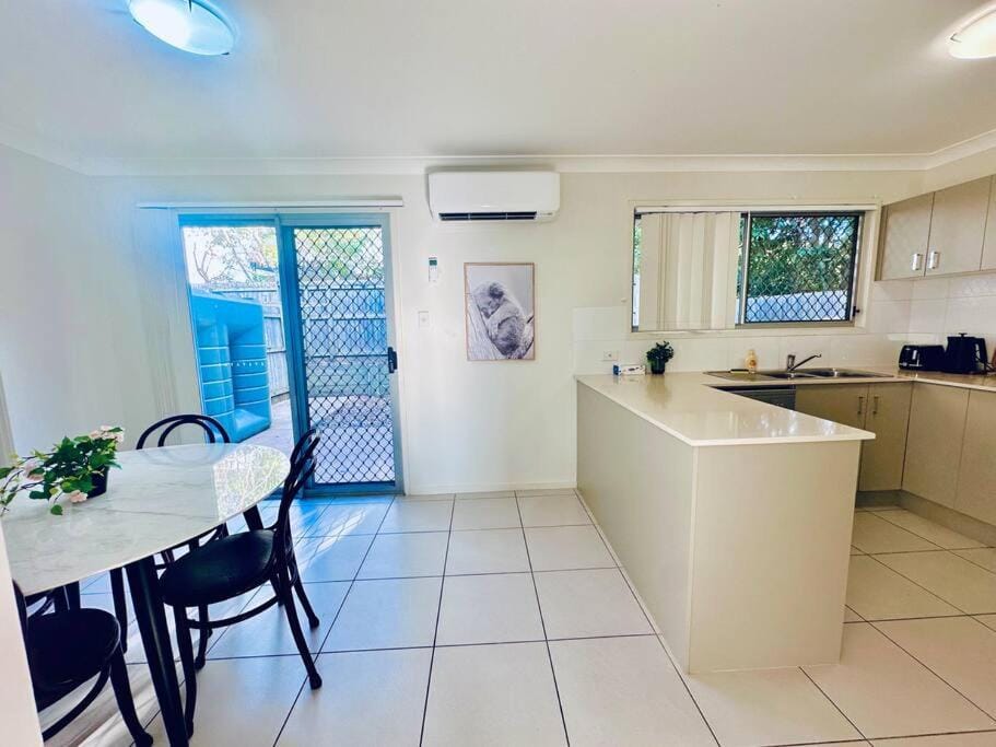Homely Townhouse with Pool House in North Lakes