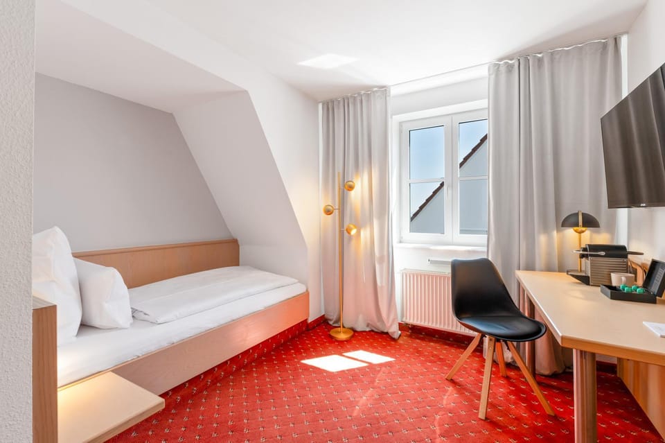 Bed, TV and multimedia, Photo of the whole room, Seating area