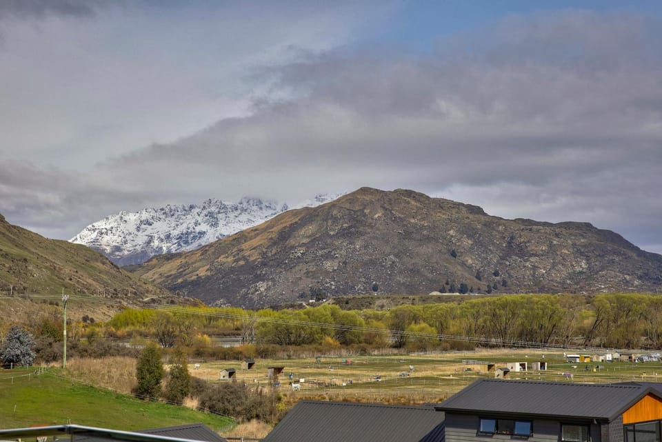 Heaven on Noble - Swimming Pool - Luxury Family Home House in Queenstown