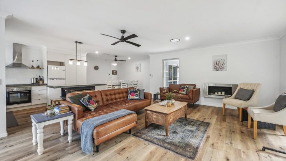 TV and multimedia, Living room, Other, Seating area, oven, pet friendly, stove