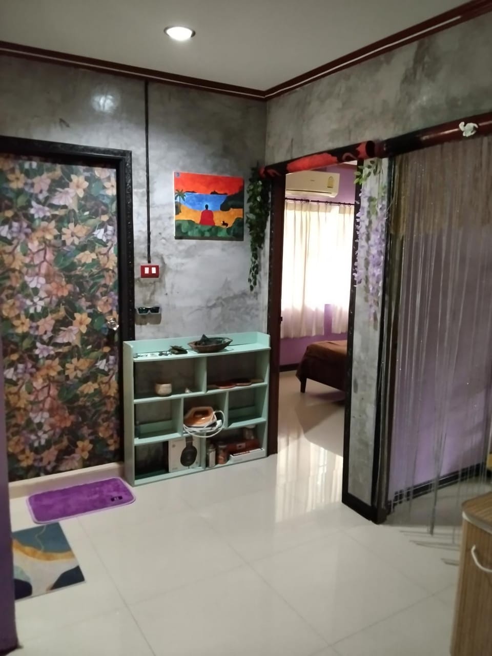 Photo of the whole room, Seating area