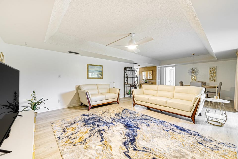 3 Mi to Downtown Naples: Country Club Condo! House in East Naples