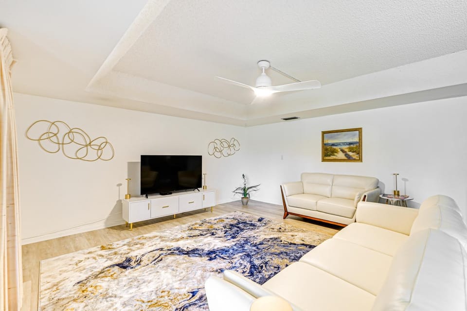 3 Mi to Downtown Naples: Country Club Condo! House in East Naples