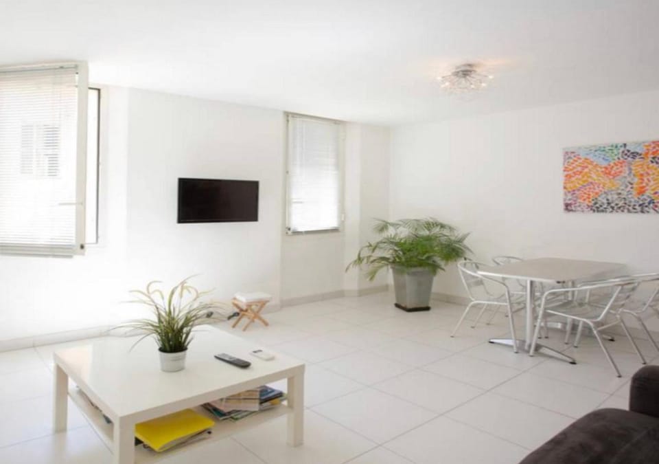 TV and multimedia, Dining area