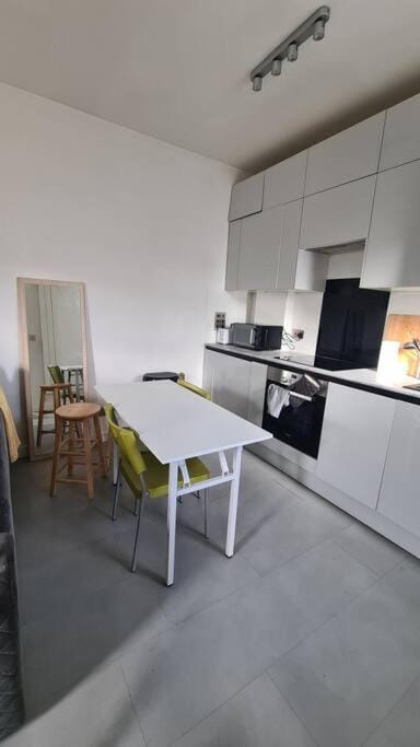 New 3BED Stylish Apartment with Amazing Transport Apartment in London Borough of Southwark