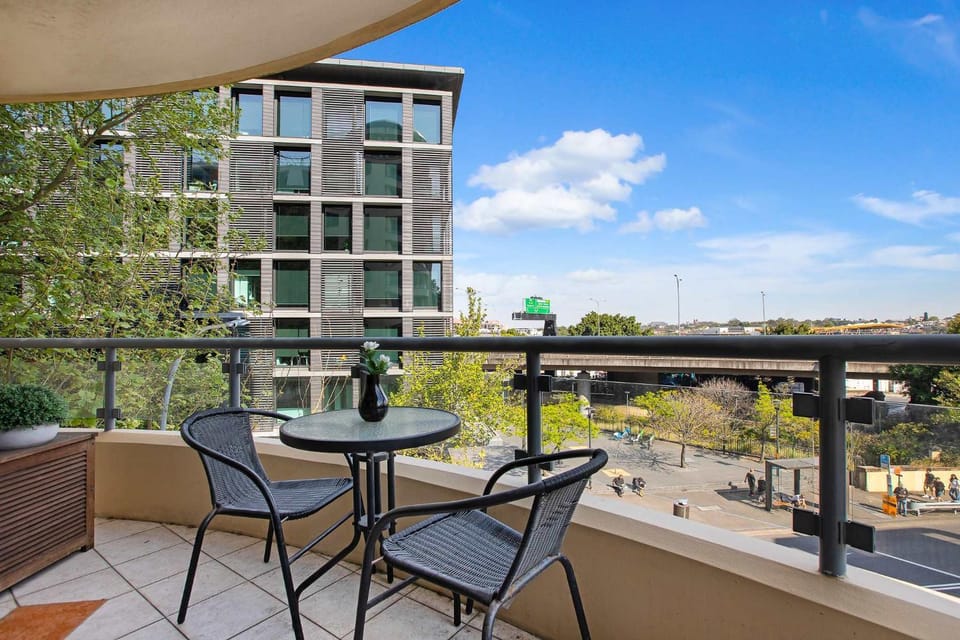 Pyrmont 2 Bed Apartment - Prime Location w parking Apartment in Sydney