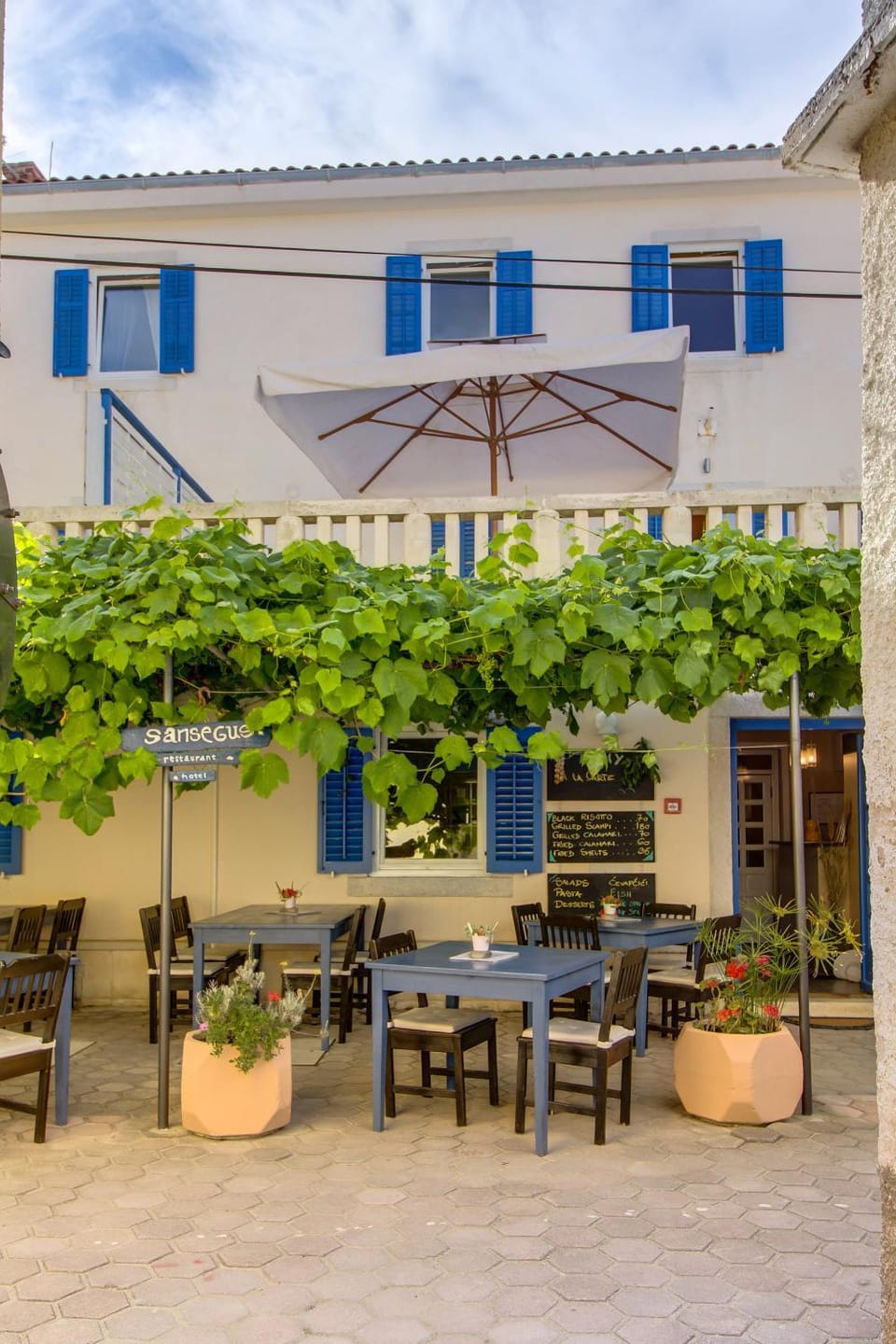 Property building, Restaurant/places to eat