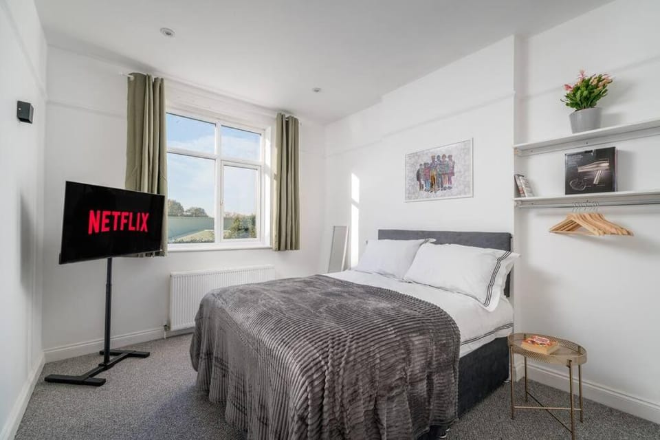 Beautiful luxe 3 Bedroom with 4 Beds Apartment in London Borough of Southwark