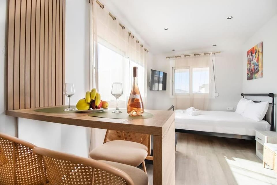 Bed, Photo of the whole room, Dining area