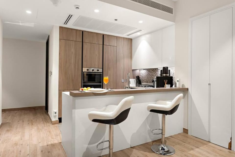 Kitchen or kitchenette, minibar