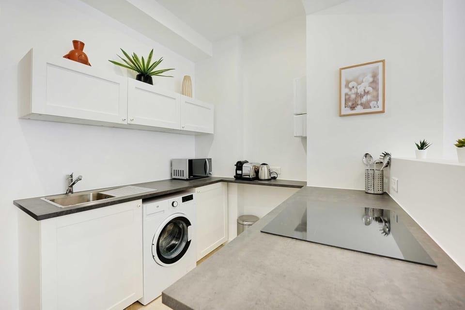 Coffee/tea facilities, Kitchen or kitchenette, microwave, stove, toaster