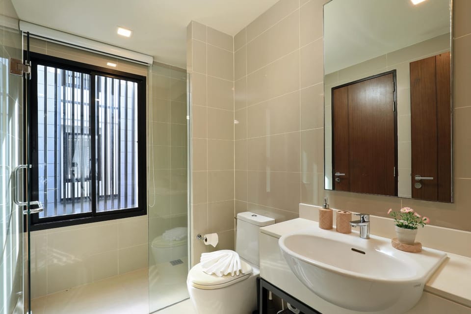 Shower, Toilet